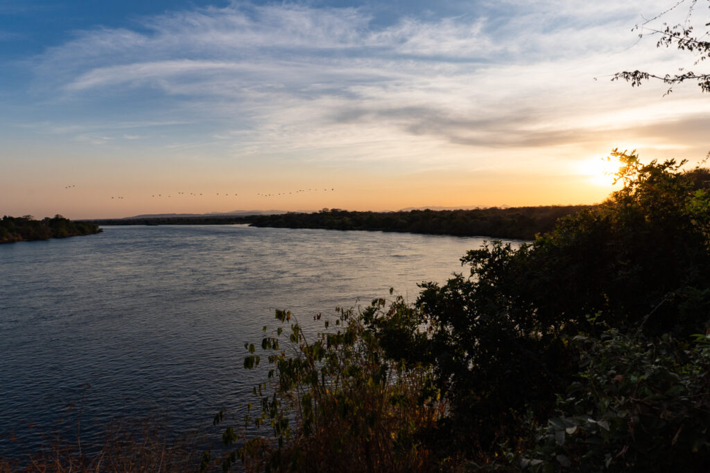 Sonnenuntergang über dem Sambesi in Lower Zambezi