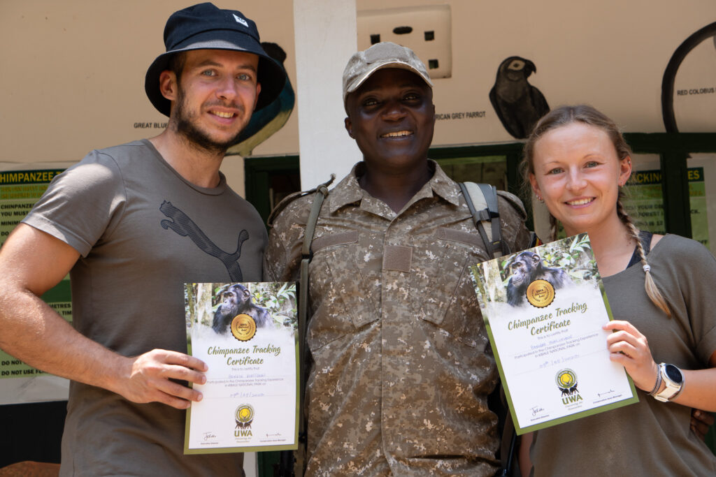 Zertifikatübergabe nach dem Schimpansen Trekking im Kibale Nationalpark