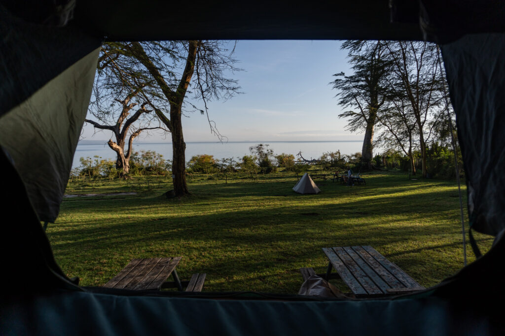 Camping Roadtrip durch Kenia mit Blick auf den Lake Naivasha