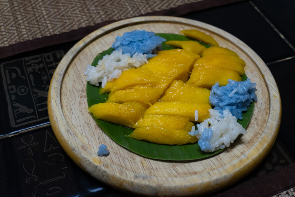 Mango Sticky Rice ist ein beliebestes thailändisches Gericht