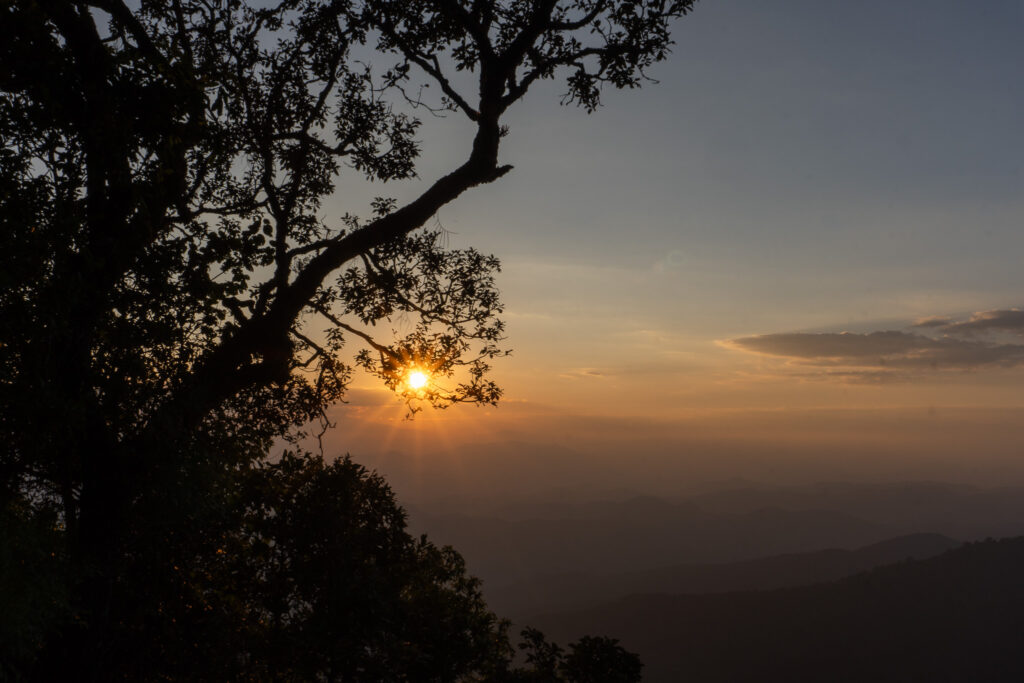 Sonnenuntergang am Doi Pui Viewpoint nahe Chiang Mai in Nordthailand