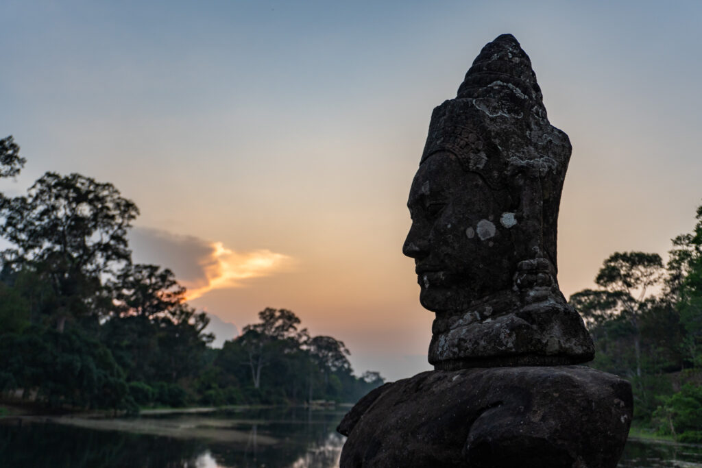 Sonnenuntergang am South Gate in Angkor bei Siem Reap