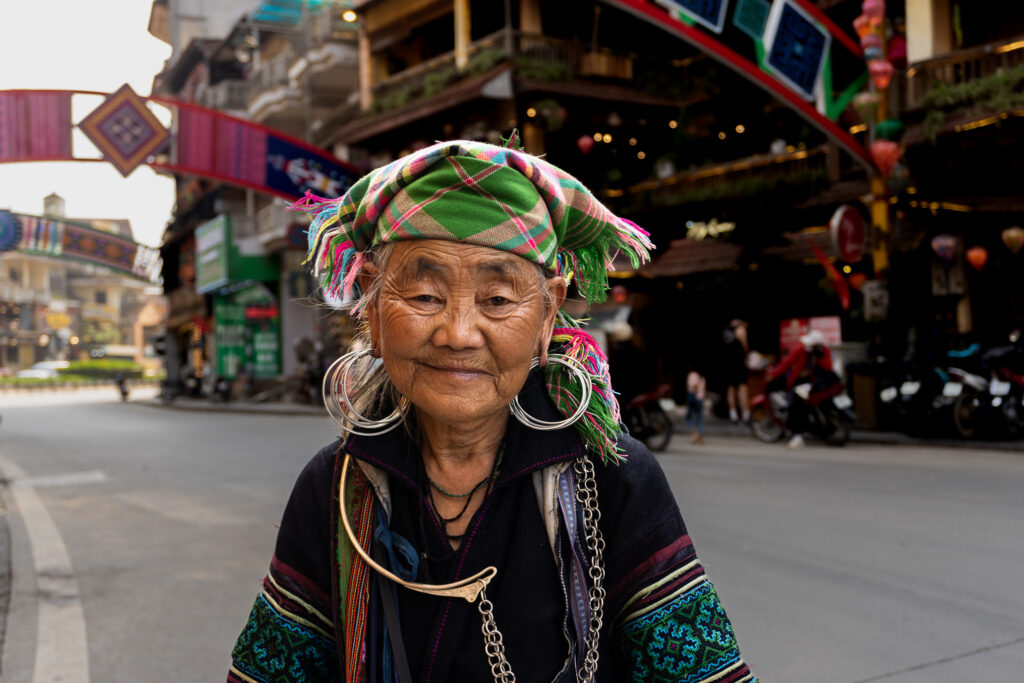 Traditionell gekleidete Hmong Frau in Sapa, Vietnam