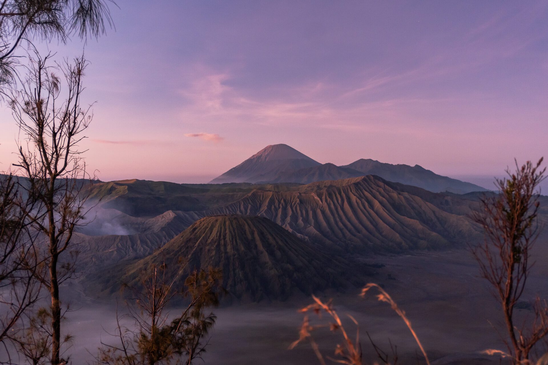 Blick auf den Vulkan Bromo In Java Indonesien bei Sonnenaufgang