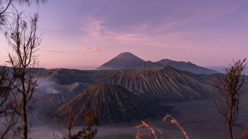 Blick auf den Vulkan Bromo In Java Indonesien bei Sonnenaufgang