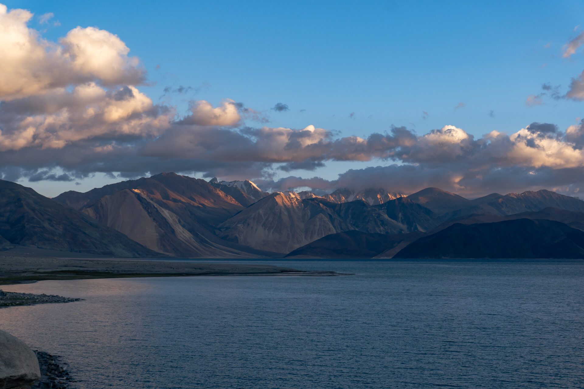 Pangong Lake bei Leh Ladakh in Indien bei Sonnenaufgang