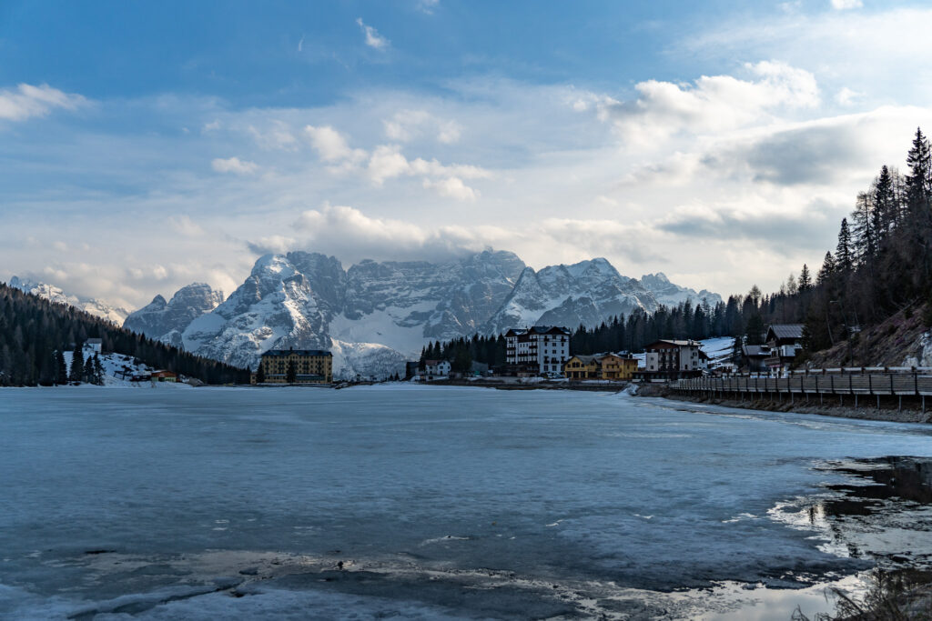 Gefrorener Misurina See in den Dolomiten Italien