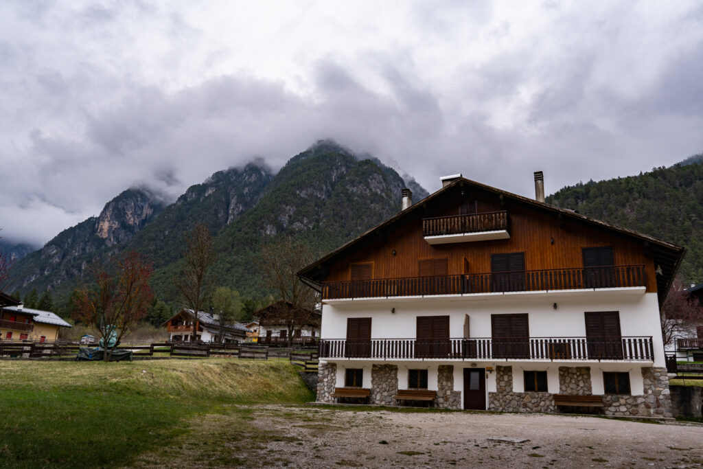 Typisches Berghaus in Auronzo di Cadore in den Dolomiten Italien