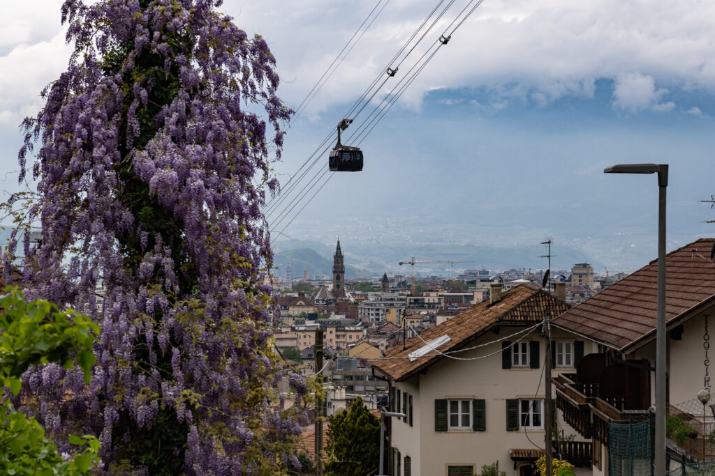 Blick auf Bozen in Südtirol in den Dolomiten Italien