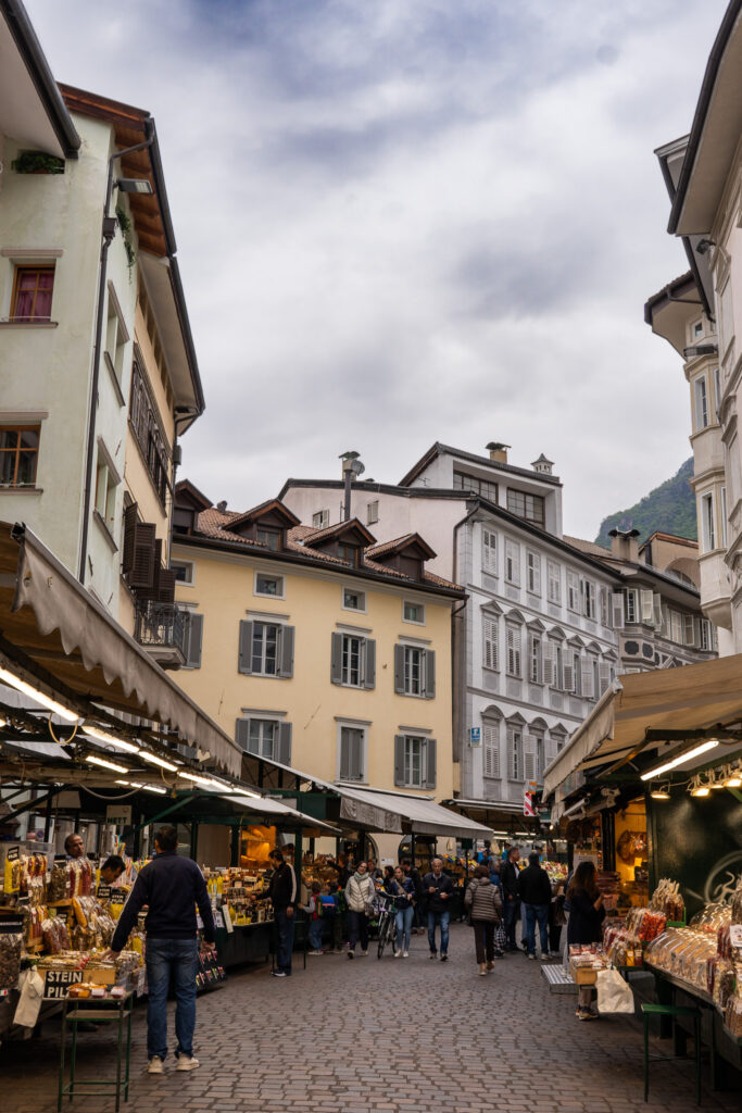 Marktstraßen in Bozen Südtirol (Dolomiten, Italien)