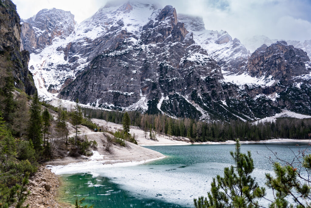Der Pragser Wildsee in im Frühling (Dolomiten Italien)
