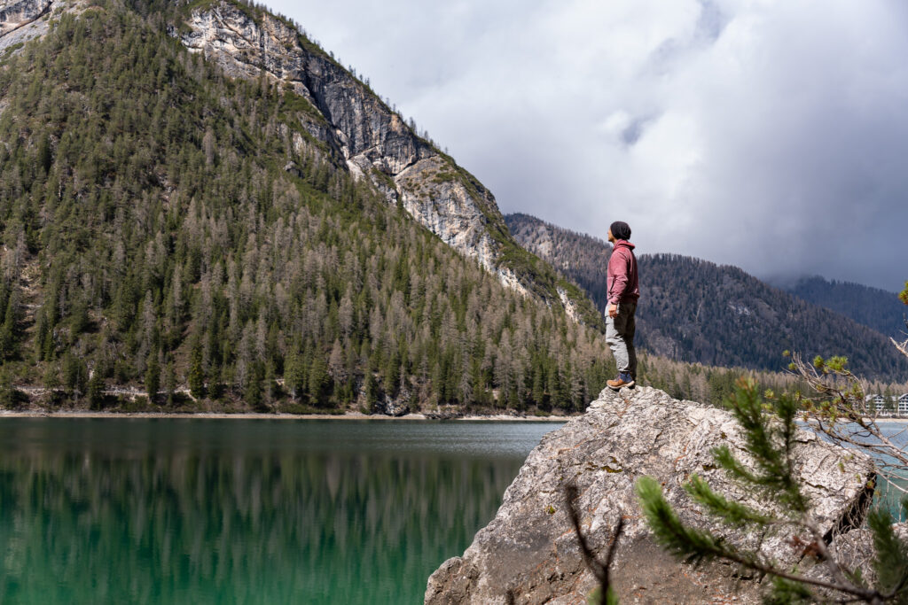 Pragser Wildsee Rundweg in den Dolomiten (Italien) im Frühling