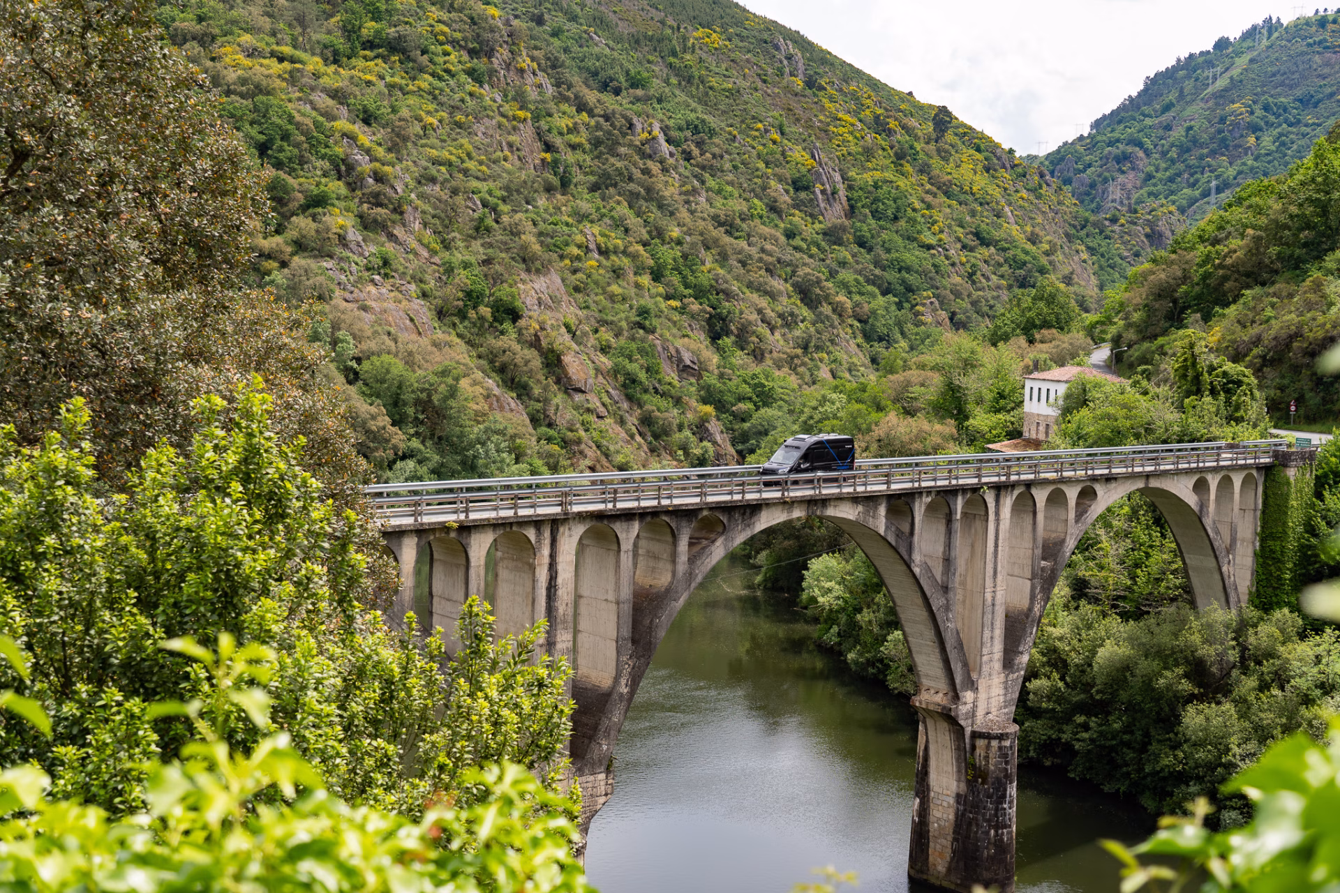 Galizisches Hinterland in Nordspanien auf einem Roadtrip nach Portugal mit dem Wohnmobil