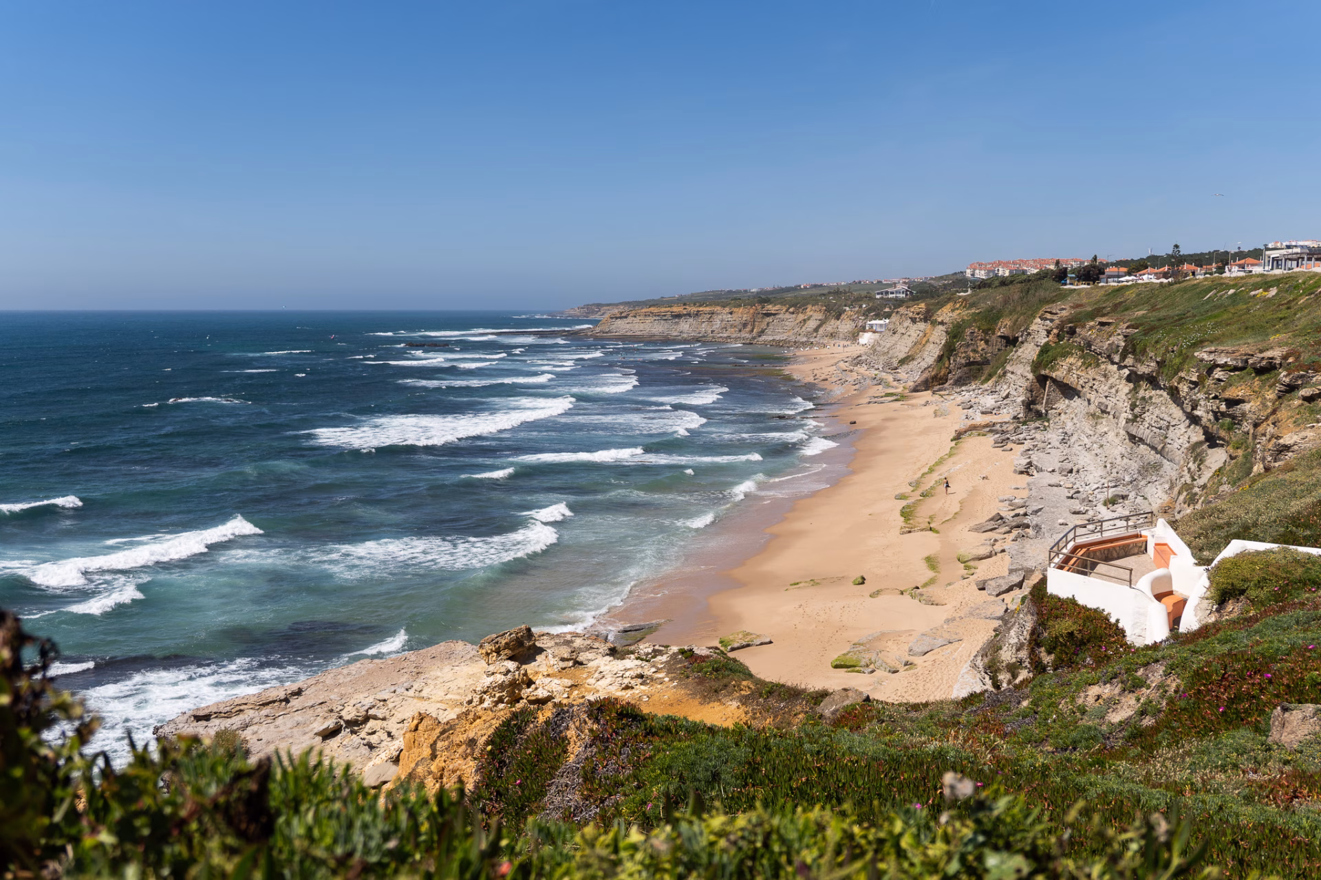 Wellen treffen auf Klippen an der Küste in Portugal