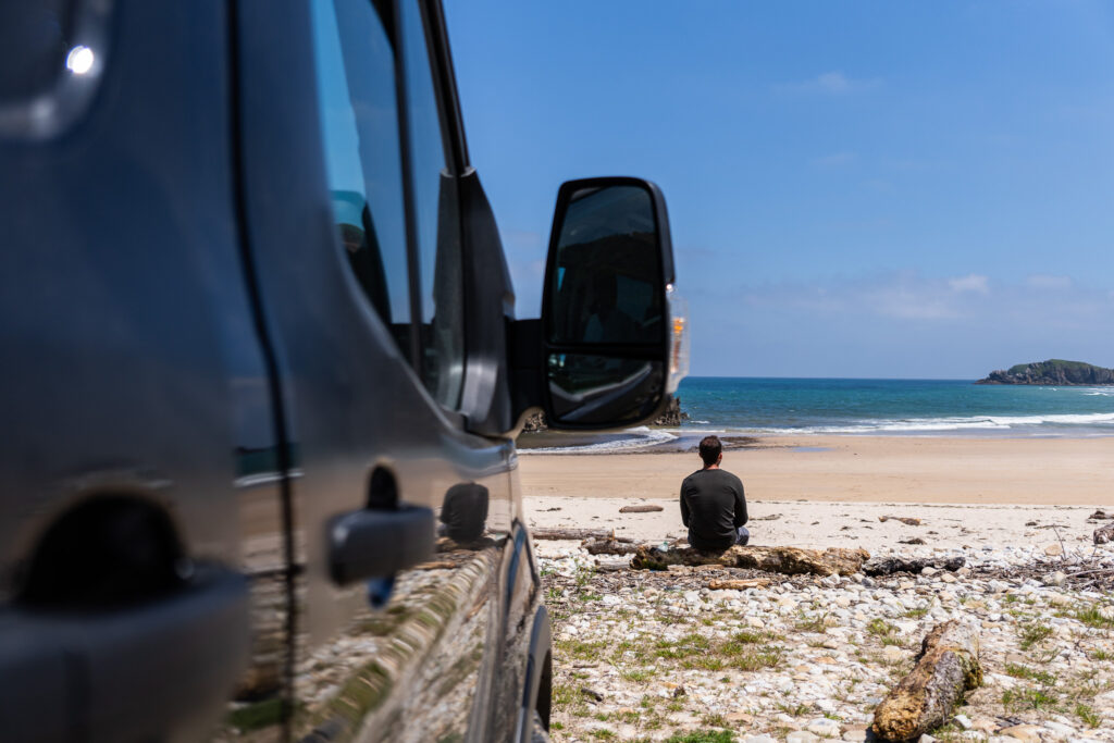 Wilde Strandpause in Nordspanien mit dem Campervan