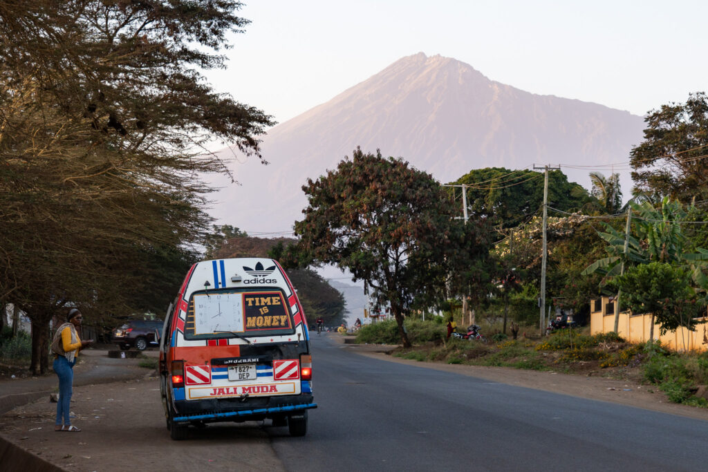 Daladala in Arusha mit Mount Meru im Hintergrund