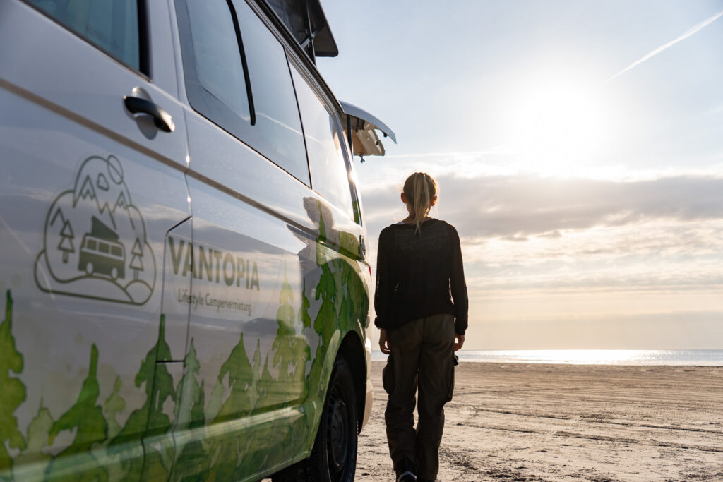 VW Bulli von Vantopia am Strand