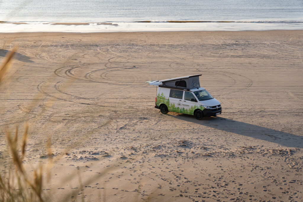 Van am Strand auf einem Dänemark Camping Roadtrip
