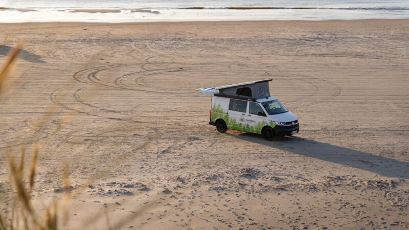 Van am Strand auf einem Dänemark Camping Roadtrip