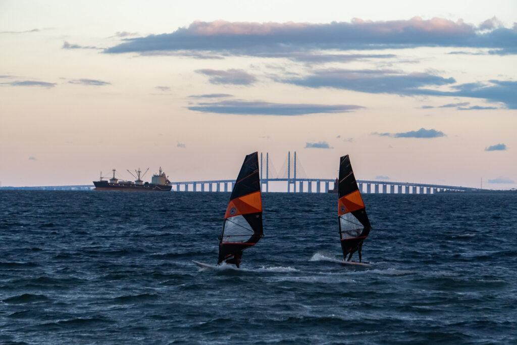 Windsurfer vor Öresundbrücke in Kopenhagen