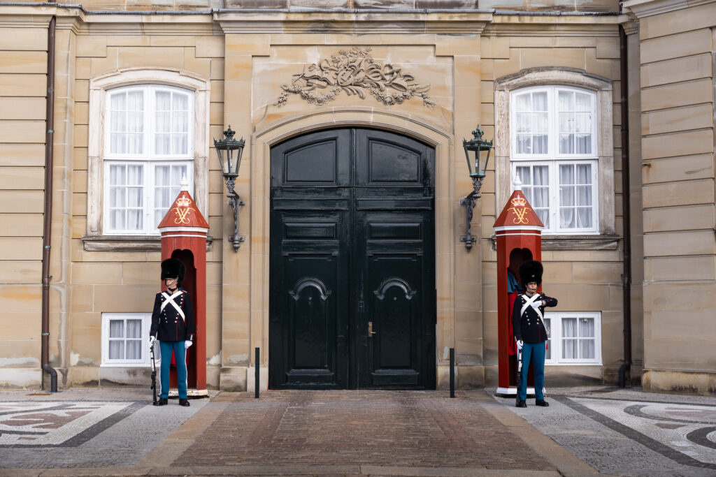 Wachposten vor Schloss Amalienborg in Kopenhagen
