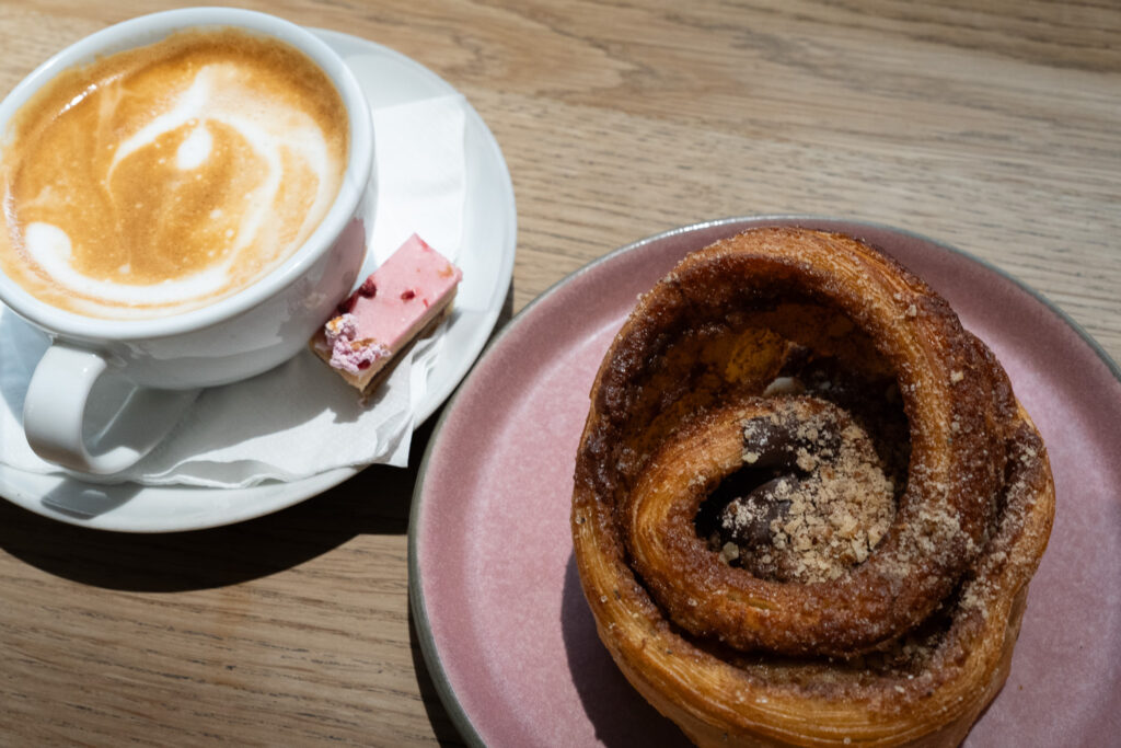 Dänische Zimtschnecke in Kopenhagener Kaffee