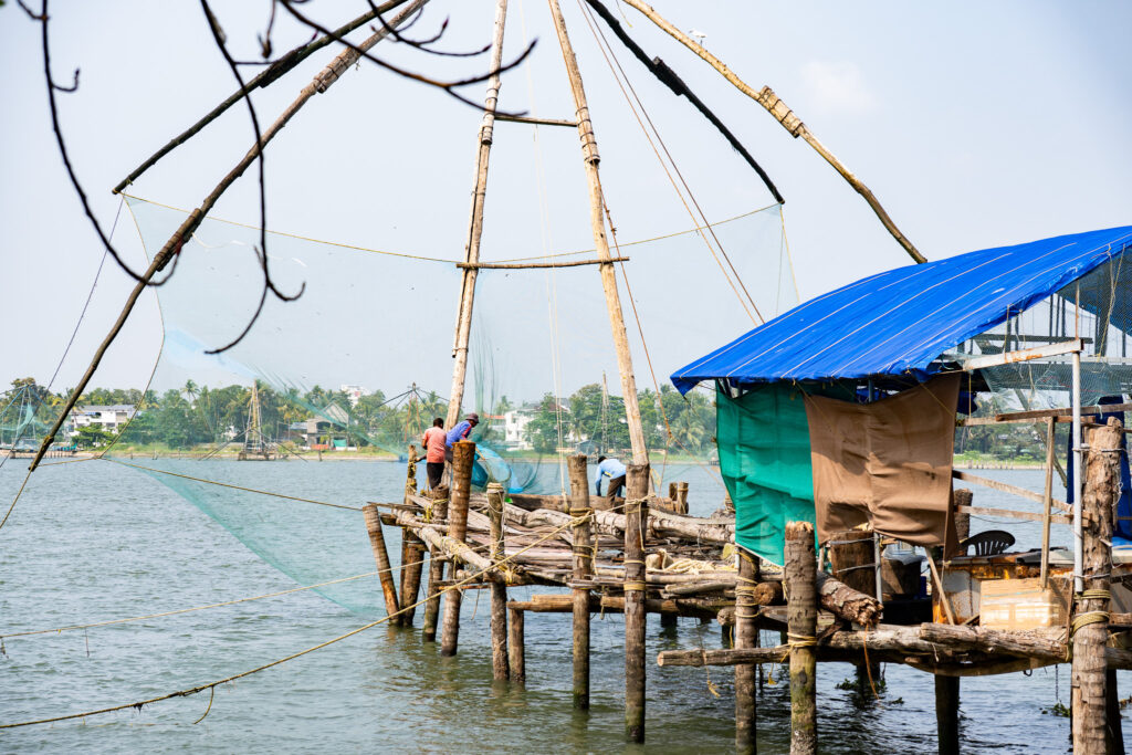 Chinesische Fischernetze in Fort Kochi, Kerala in Indien