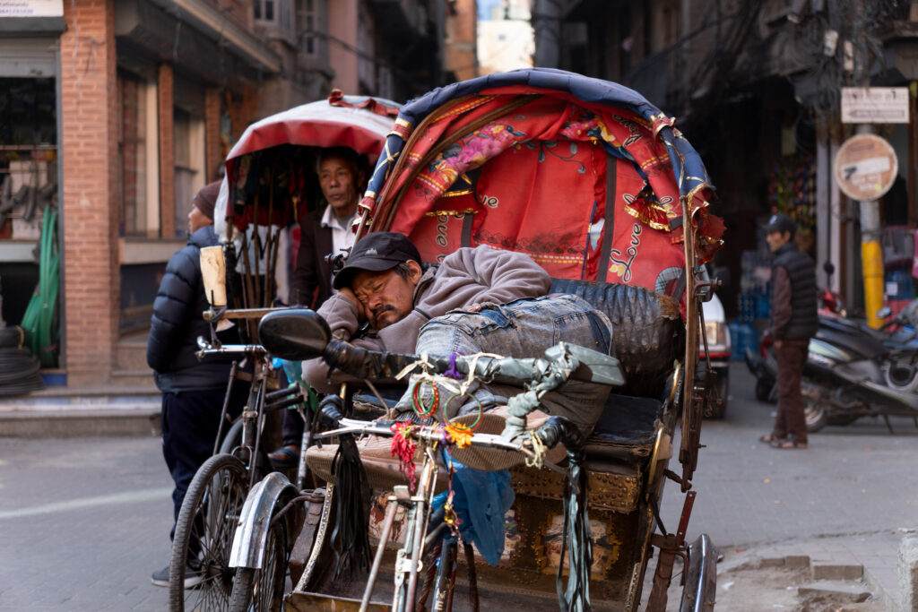 Schlafender Rikscha Fahrer in Kathmandu Nepal