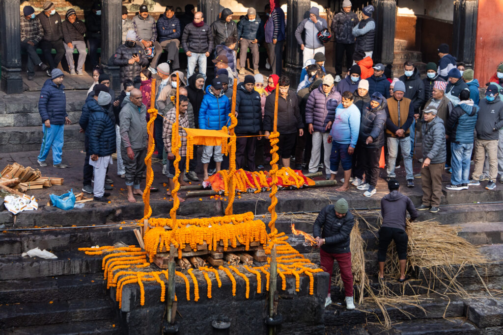 Zeremonielle Leichenverbrennung am Pashupatinath Tempel in Kathmandu
