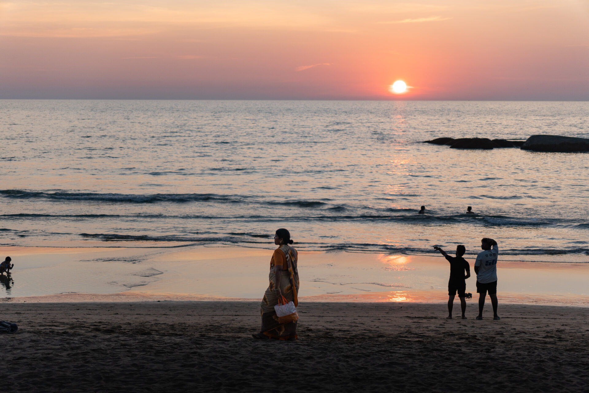 Sonnenuntergang am Strand von Agonda in Goa Indien