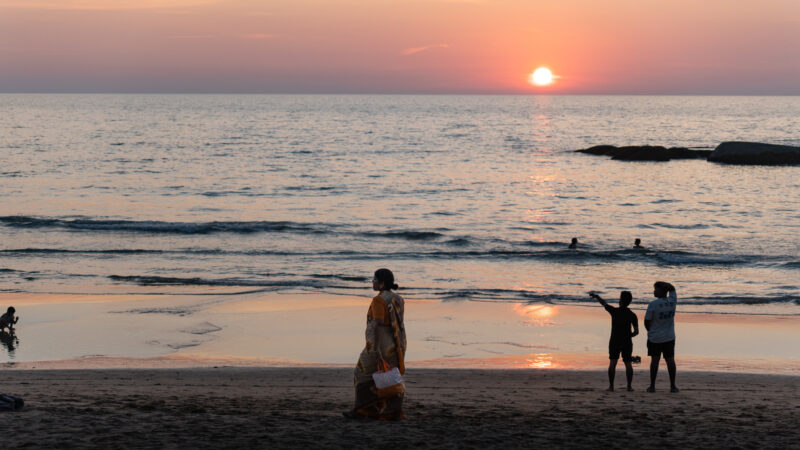 Sonnenuntergang am Strand von Agonda in Goa Indien