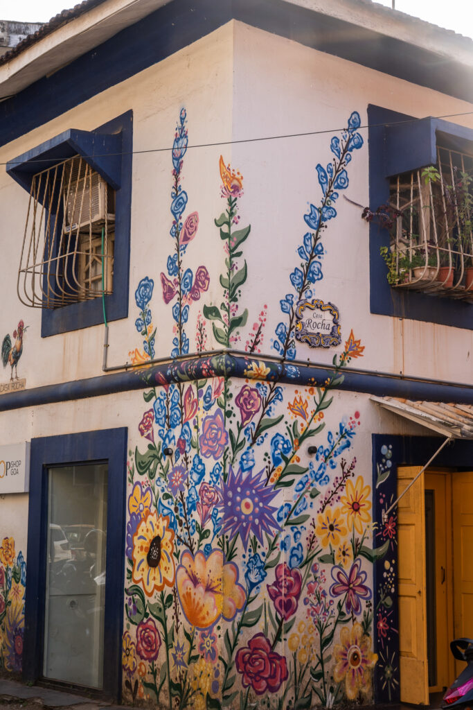 Bunte Fassaden in Fontainhas, Old Latin Quarter in Goa Indien