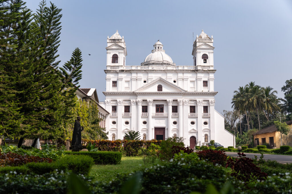 Old Goa ist voller weißer katholischer Kirchen