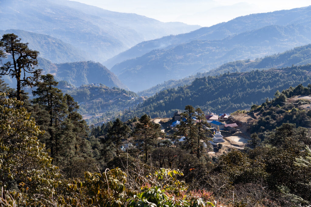 Blick auf das Dorf Jhapre im Himalaya in Nepal