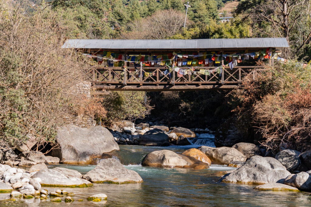Kleine Brücke in den Bergen Nepals