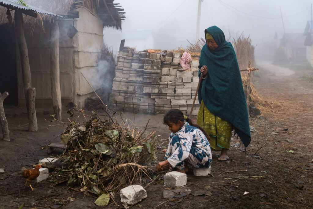 Einfaches Dorfleben im Dschungel von Nepal