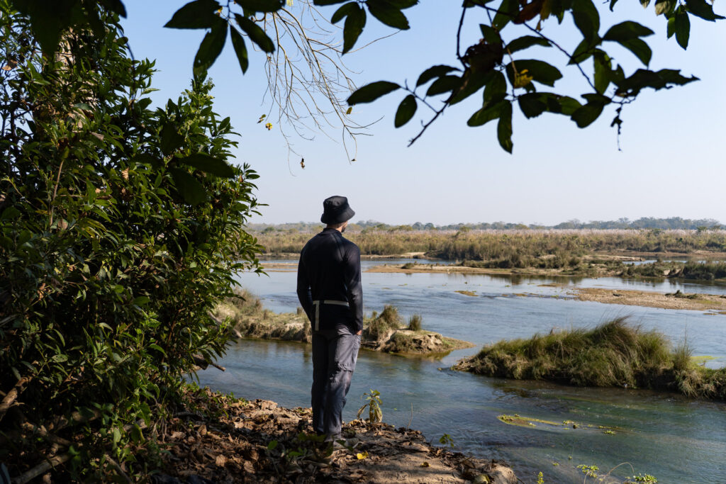 Blick auf den Rapti Fluss im Chitwan Nationalpark in Nepal