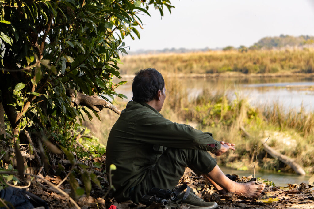 Nepalese am Flussufer im Dschungel