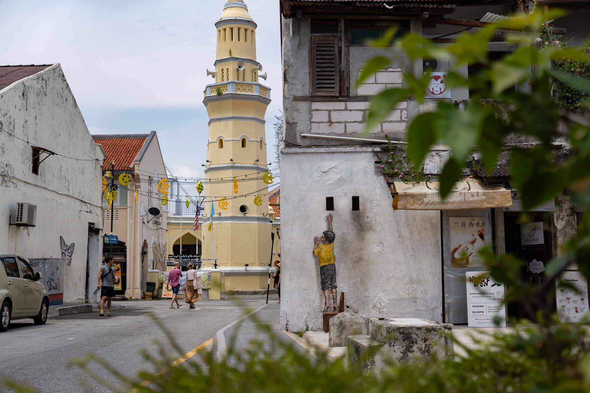 Boy on Chair mit Moschee im Hintergrund