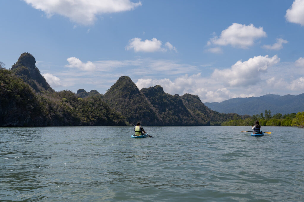 Mit dem Kajak durch die Mangroven von Langkawi in Malaysia