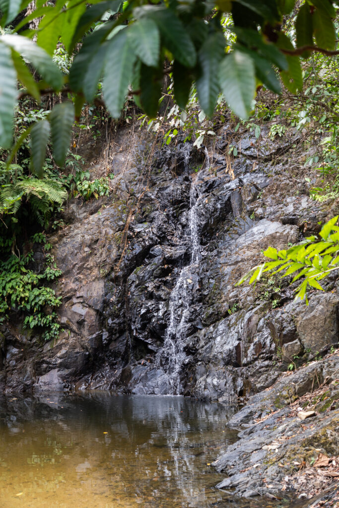 Durian Perangin Wasserfall auf Langkawi in der Trockenzeit