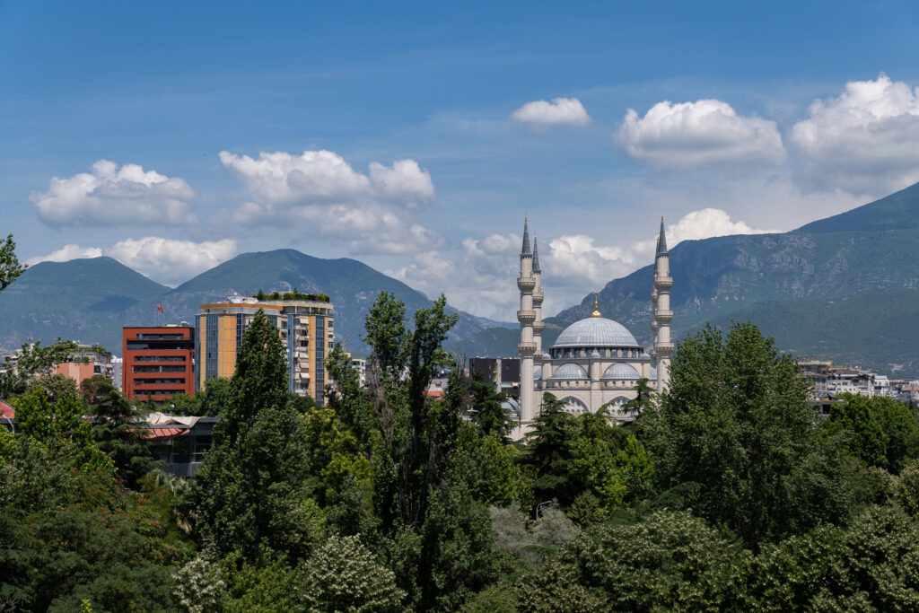 Blick auf Tirana in Albanien