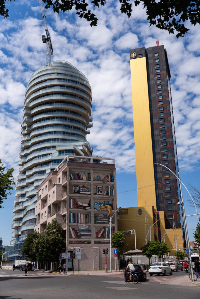 Street Art und Architektur in Tirana