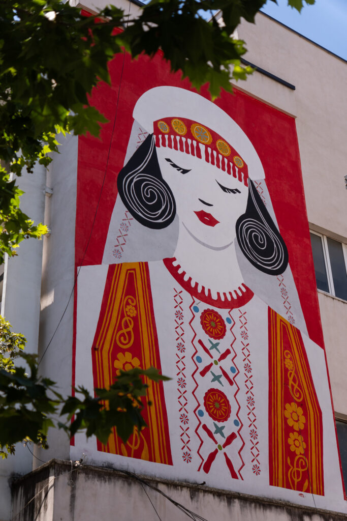 Street Art in Tirana auf einem Albanien Roadtrip