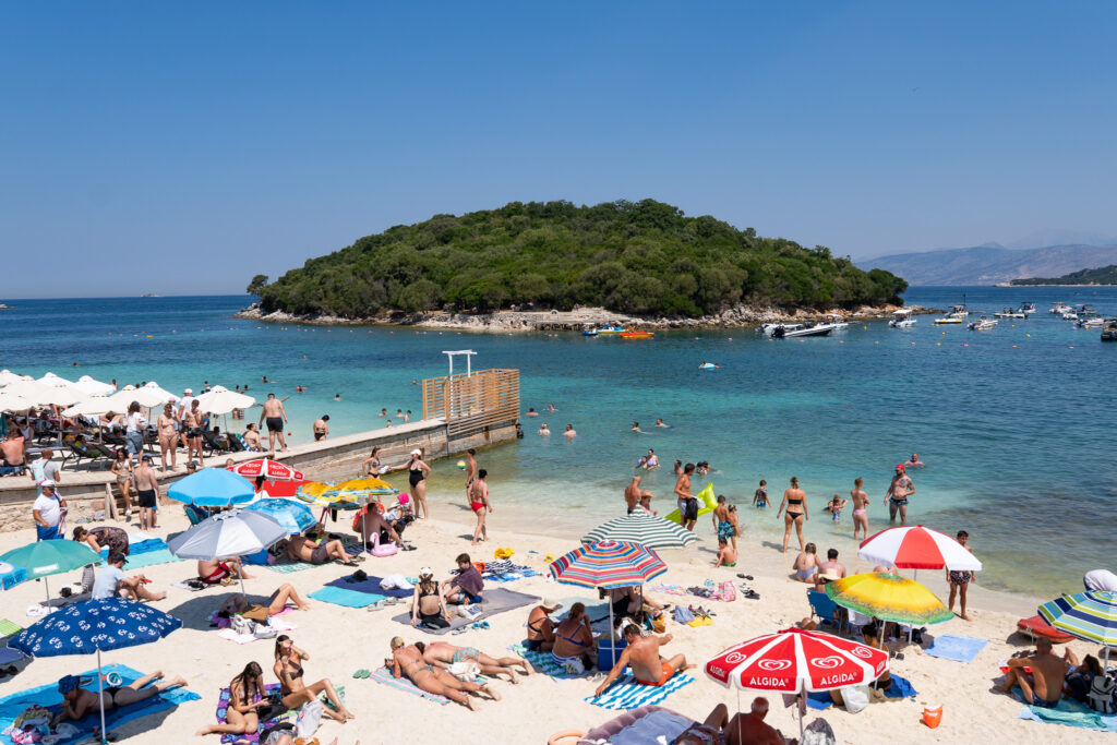 Überfüllter Ort Ksamil an der Albanischen Riviera
