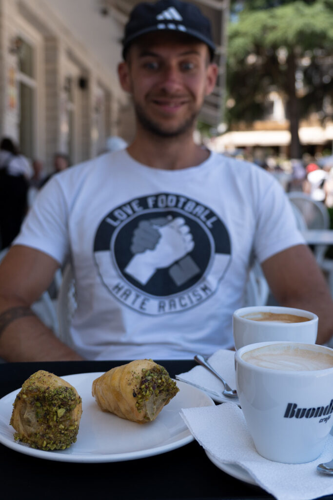 Kaffee in Gjirokastra in Albanien
