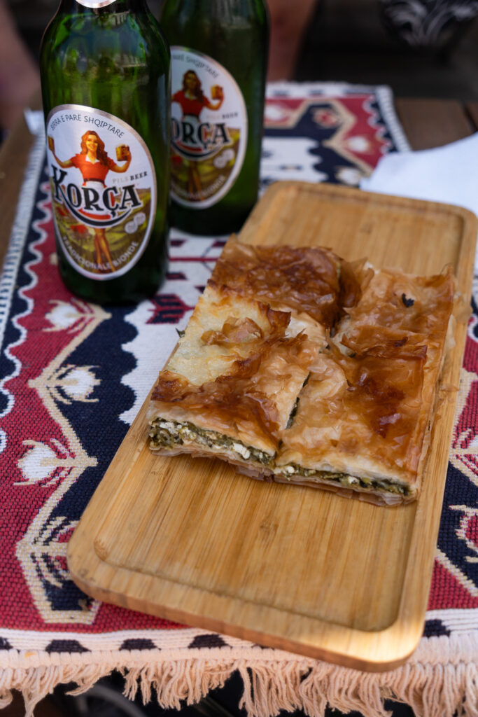 Byrek und Bier in Gjirokastra in Albanien
