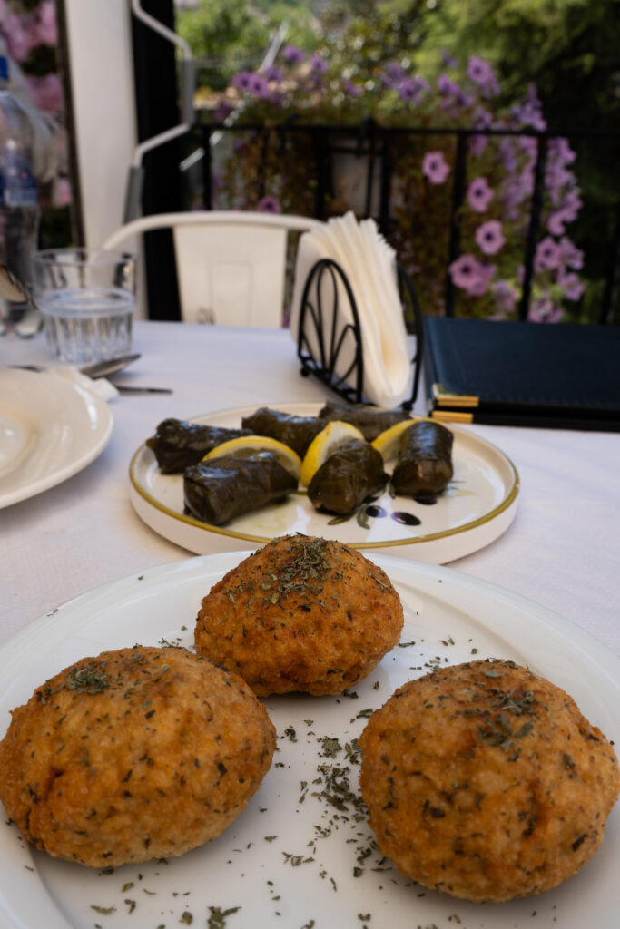 Traditionelles albanisches Essen in Gjirokastra