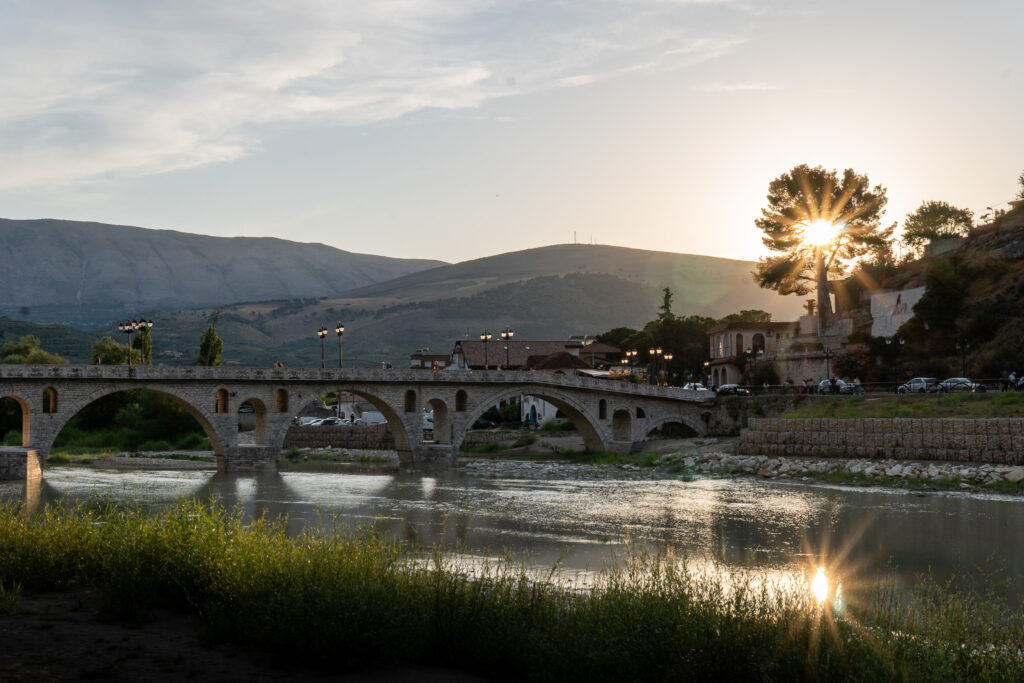 Sonnenuntergang in Berat auf einem Albanien Roadtrip