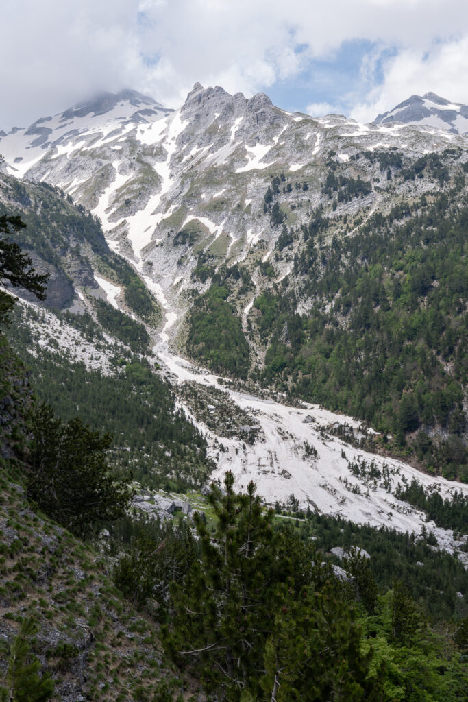 Schnee auf dem Peaks of the Balkans Trail